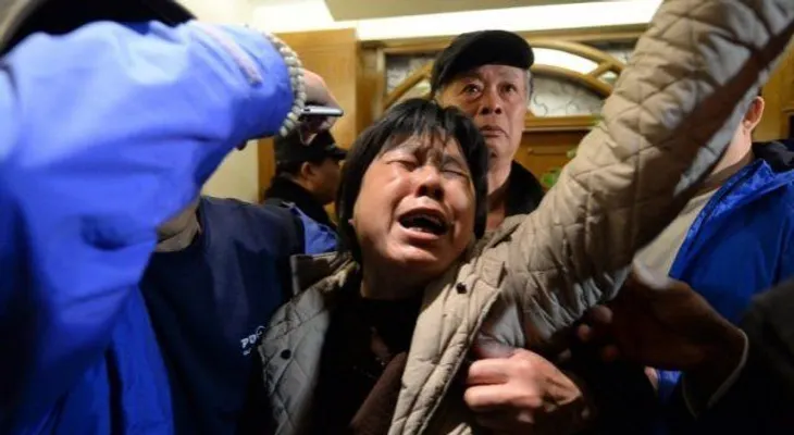 Dolor y rechazo entre familiares al saber que avión se estrelló en el Índico