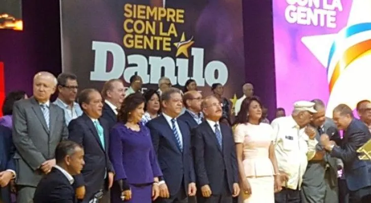 Leonel y Danilo en un abrazo frío y diplomático
