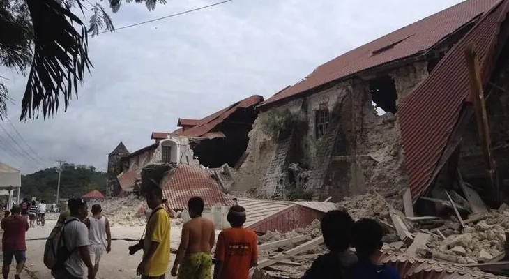 Fotos, video: Tres fuertes terremotos causan decenas de muertos en Filipinas