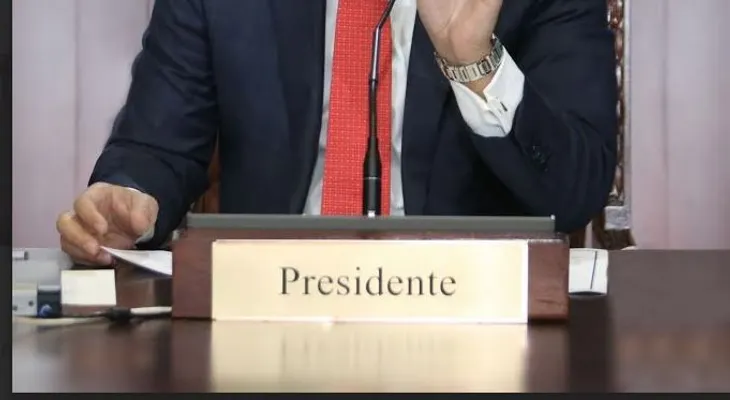 Abel Martínez se enoja con los diputados por su holgazanería 