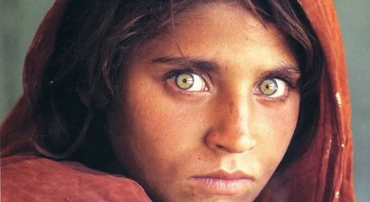 16 personas comunes y corrientes, pero con unos deslumbrantes ojos.