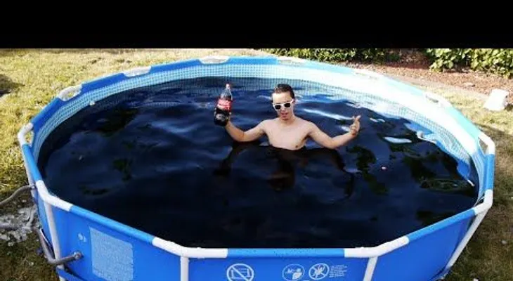 Esto es lo que pasa si tomas un baño con coca-cola