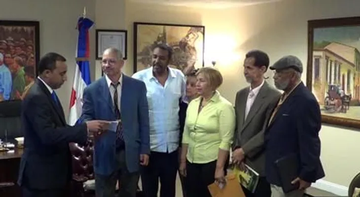 Dominicanos se movilizan frente consulado por reapertura inmediata oficinas JCE 