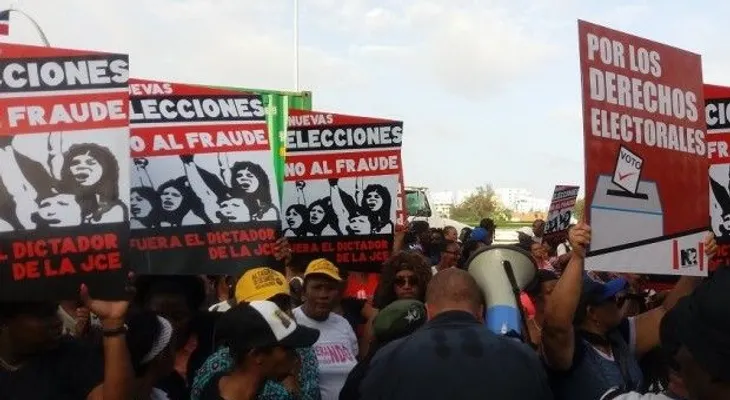Manifestantes exigen frente a la JCE nuevas elecciones en Santo Domingo Este