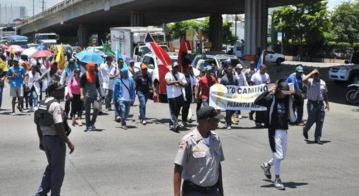 Estudiantes de la UASD marchan en contra del examen único