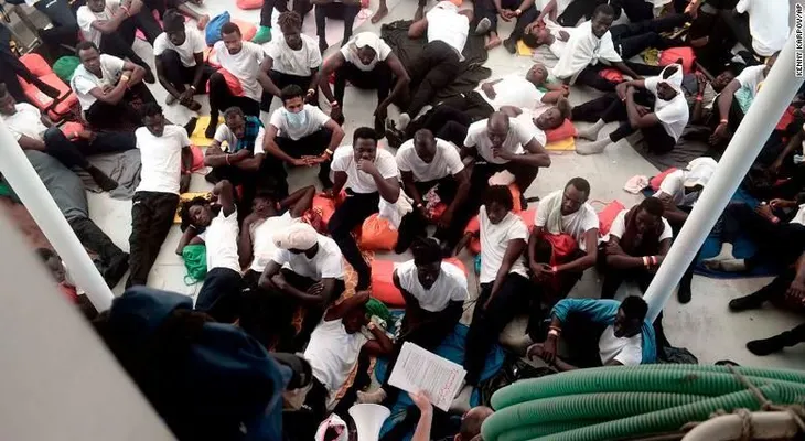 Los inmigrantes "agotados" rescatados en el Mediterráneo comienzan su viaje hacia España