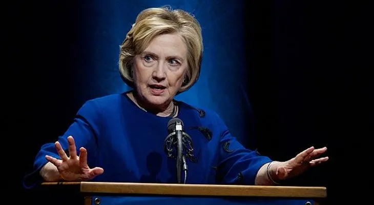 Video: Lanzan un zapato a Hillary Clinton en pleno discurso 
