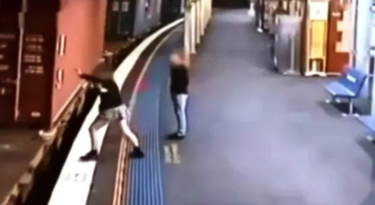 Video: cayó a las vías del tren, fue arrollada; pero salió ilesa