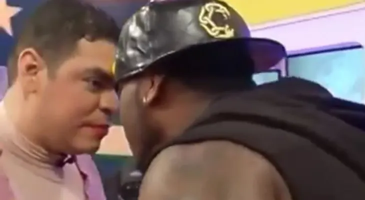 Comediante besa en la boca a Crazy Design y este le entra a trompadas (Video)