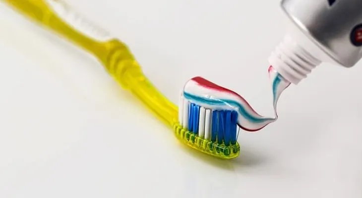 ¿Sabías que tu cepillo podría tener más de 3.000 bacterias?