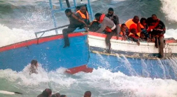 700 personas se hunden en un barco; han rescatado 28