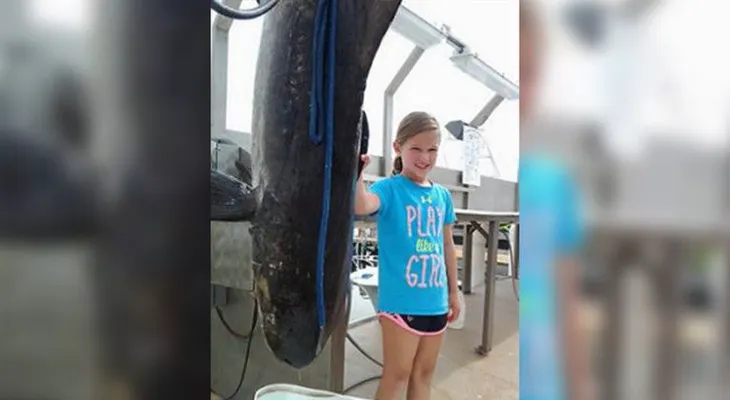 Niña de nueve años rompe récord al atrapar un pez de casi 43 kilos