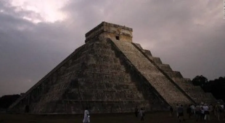 Descubren una segunda pirámide oculta dentro del templo de Kukulkán en Chichén Itzá