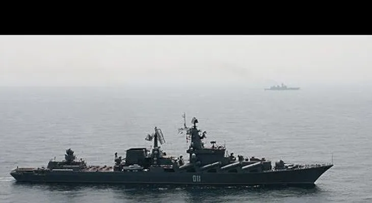 El crucero ruso Variag llega a Corea del Sur antes que el portaviones estadounidense USS Carl Vinson