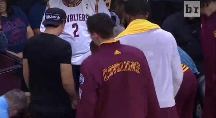 LeBron James arrolla a la esposa del golfista Jason Day durante un juego de los Cavaliers