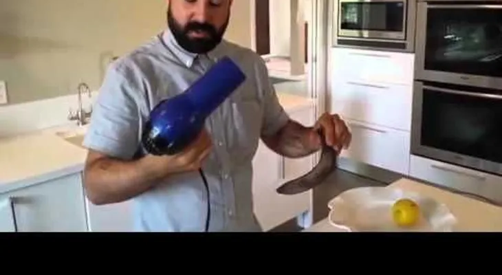 Increíble: Una banana negra convertida en fresca y lista para comer (VIDEO)