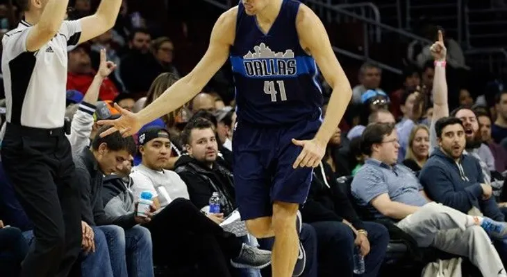 Dallas propina revés 11 en línea  a Filadelfia