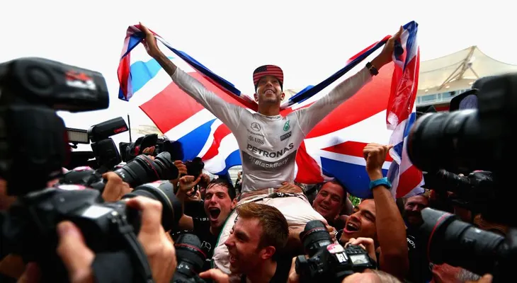 Lewis Hamilton gana su tercer campeonato mundial de la F1