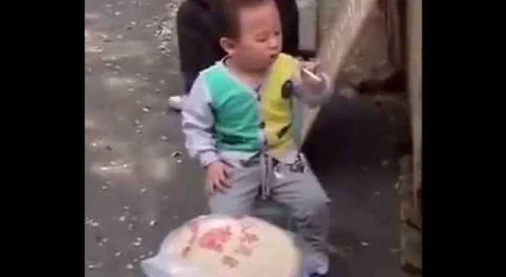Video de un niño de 2 años que se fuma un cigarrillo genera polémica en China