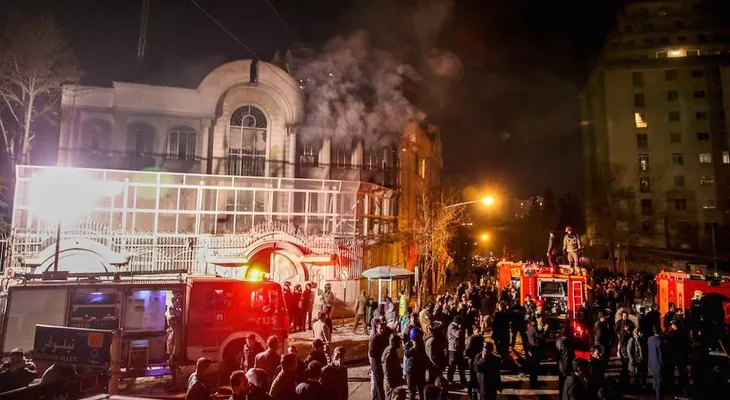 Manifestantes prenden fuego a la embajada de Arabia Saudita en Teherán por ejecución de clérigo chiíta