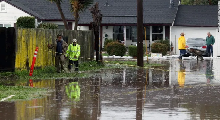 Evacuación obligatoria para 14.000 personas por inundación histórica en California