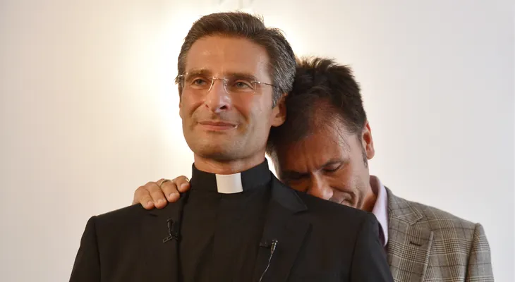 "No soporto más el odio homofóbico de la iglesia", le dice al papa un sacerdote homosexual