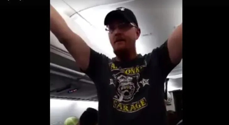 Delta prohíbe de por vida volar en sus aviones a un simpatizante de Donald Trump