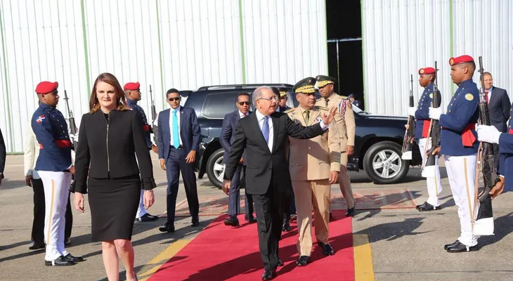 Danilo Medina regresa de su viaje a Florida, donde se reunió con Trump 