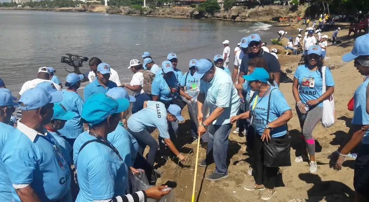 Director CAASD participa en jornada de limpieza de playas en Haina y el DN