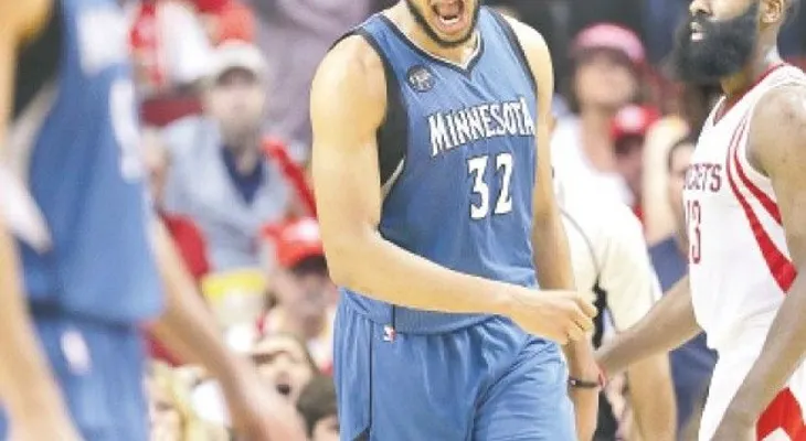 Towns capturó 21 rebotes; LeBron guió a los Cavs