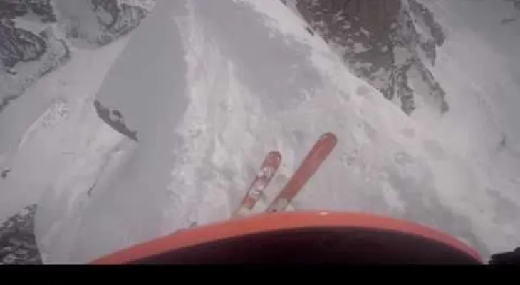 Un descenso de vértigo por una ladera imposible