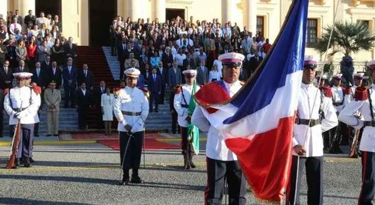 Danilo Medina y la primera dama encabezan izamiento Bandera Nacional