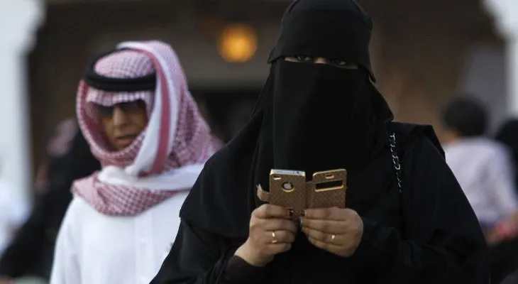 "Las niñas de mi escuela me llamaban puta'": ¿Cómo vive una mujer en Arabia Saudita?