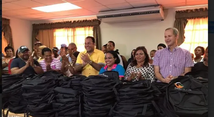 Holguín: Sin útiles escolares para los pobres no hay revolución educativa; entrega 600 mochilas