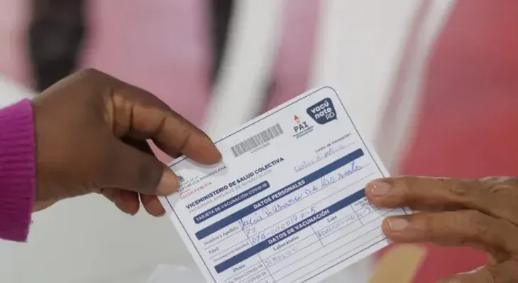 Sancionarán personas que falsifiquen tarjetas de vacunación y pruebas PCR