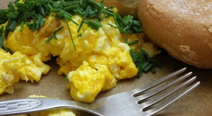 Cómo preparar cremosos los huevos revueltos