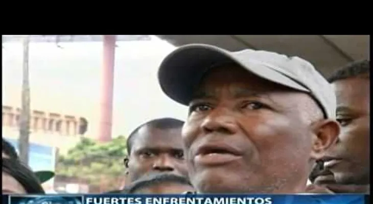 Video: Enfrentamiento entre policías y buhoneros de la Duarte y París