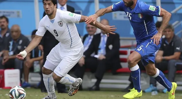 Uruguay se clasifica a octavos al ganar 1-0 a Italia, que queda eliminada