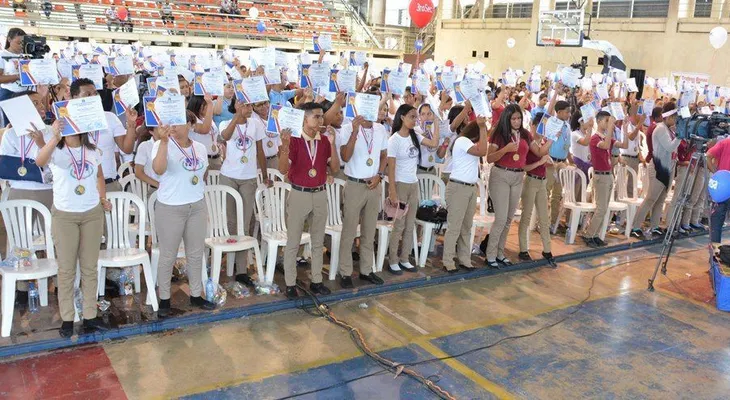 Senador Félix Nova reconoce a más de mil estudiantes meritorios y profesores de la provincia Monseñor Nouel