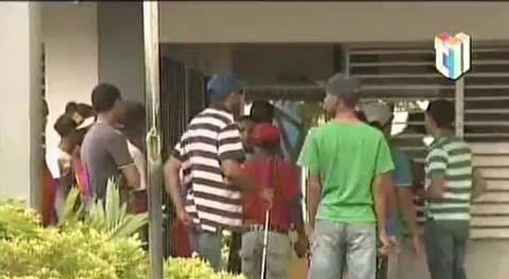 Video muestra policía maltratando jóvenes que andaban en motor en Sabana Perdida 