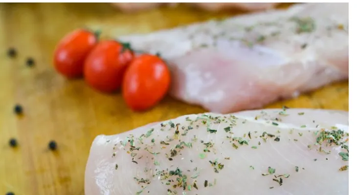 Cocinar bien el pollo evita riesgo de salmonela