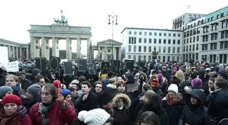 Miles de personas participan actos honrar víctimas ataques en París 