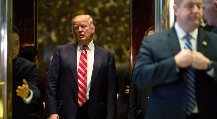 Encuesta: Trump llegará a la presidencia con los niveles de aprobación más bajos en la historia reciente