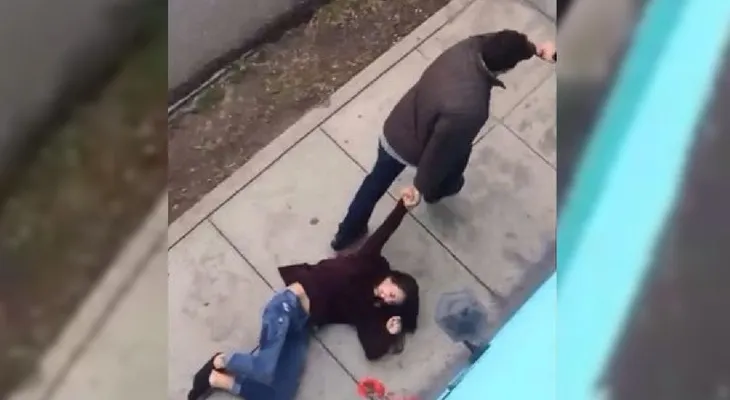 IMAGENES FUERTES: Una mujer sufre un brutal ataque de su pareja en plena vía pública 