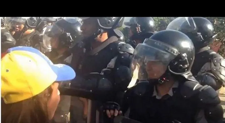 Video muestra abuso de Oficial a una mujer en protestas de Venezuela
