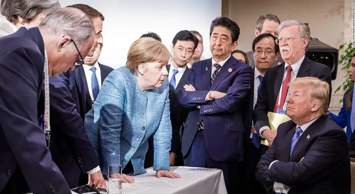 Esto es lo que estaba pasando al momento de la foto viral de Trump, Merkel y los líderes del G7