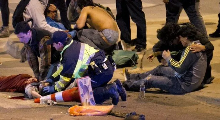 Automóvil arrolló a multitud; hay dos muertos