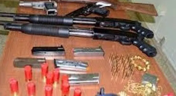 Ocupan arsenal de armas en una casa en Santiago