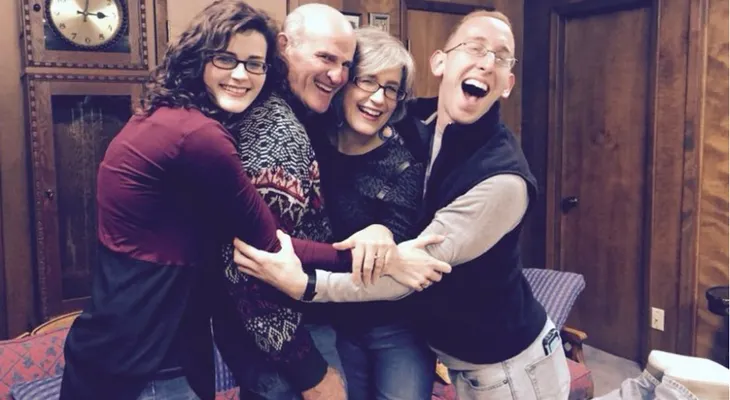 Pastor descubierto en Ashley Madison se suicida