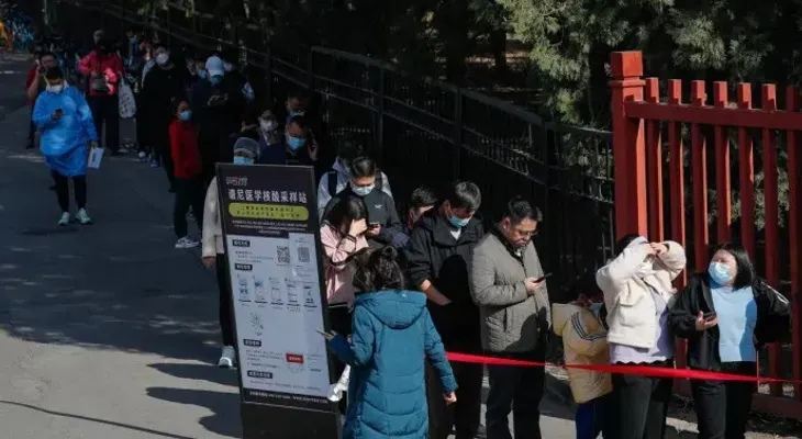 El covid en China sigue dando de qué hablar; ciudades piden no viajar en próximas fiestas por rebrotes 